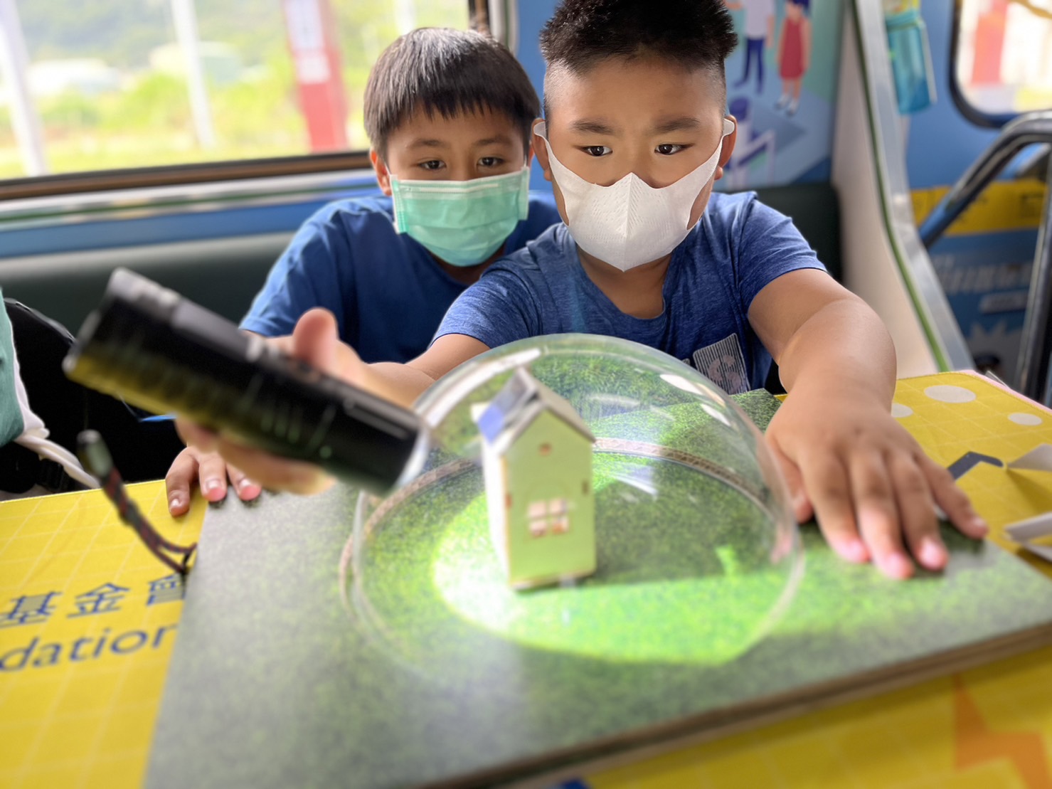 6008集团參與基礎科學主題車廂，以STEAM教學精神，設計「逐日科學家」、「太陽能工程師」以及「淨零建築師」三大能源科普課程和實驗